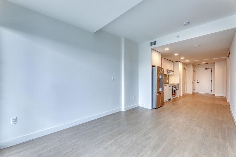 557 422 E 3rd Street North Vancouver, BC - 2