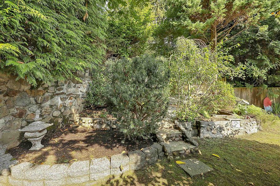 732 E 29th Street North Vancouver, BC - 29