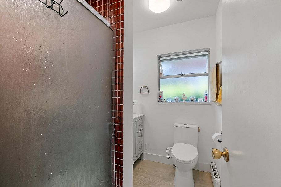 869 Clements Avenue North Vancouver, BC - 18