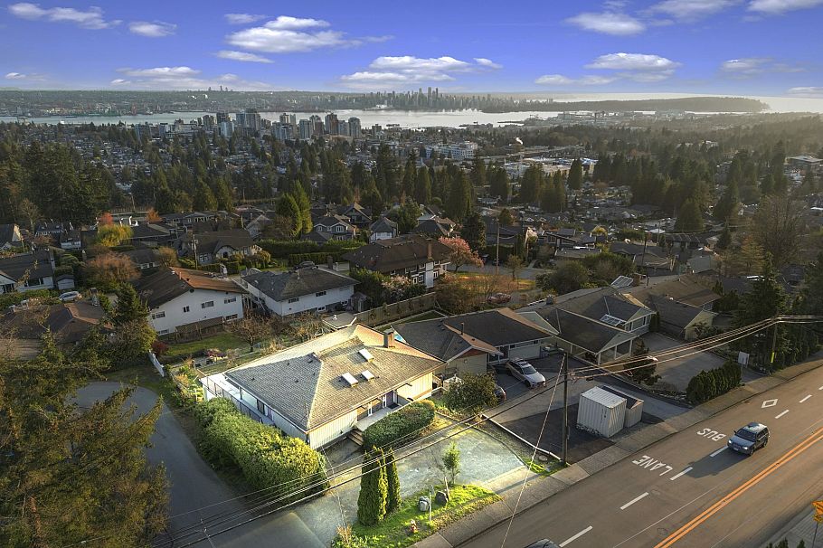 437 E 29th Street North Vancouver, BC - 2