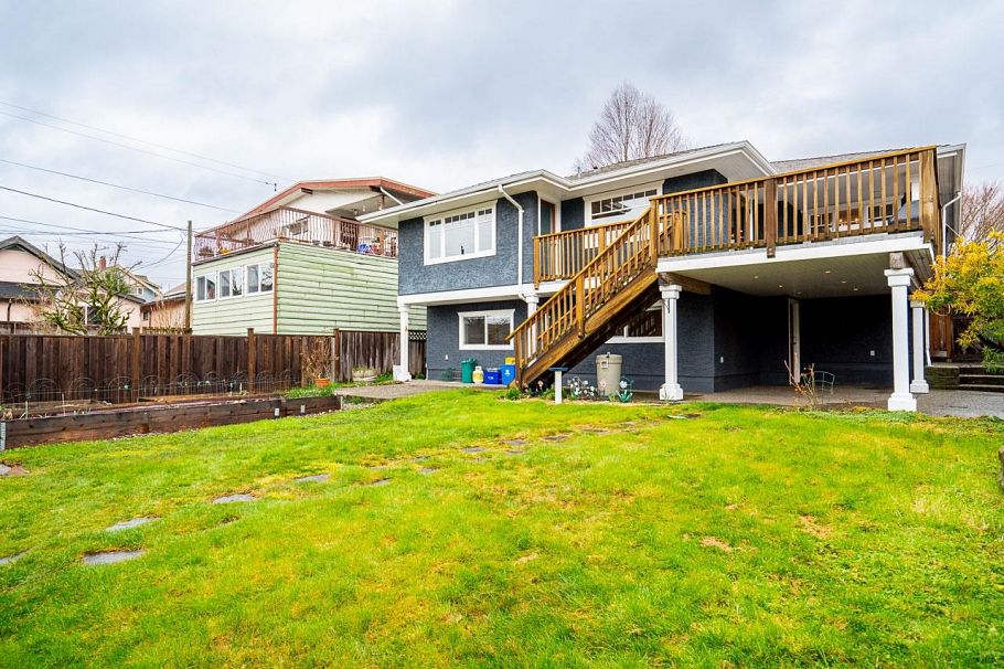 613 E 7th Street North Vancouver, BC - 37