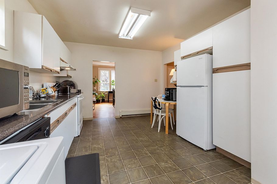 1945 W 45th Avenue Vancouver, BC - 9