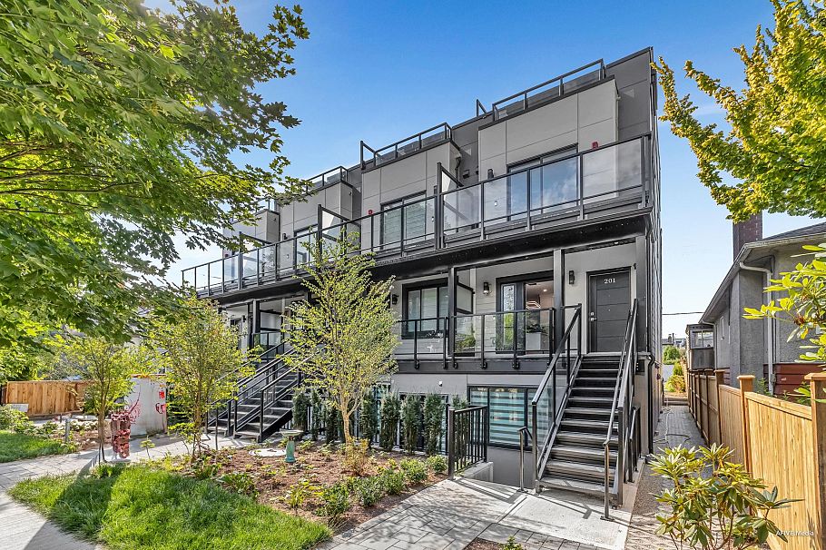 102 2122 E 32nd Avenue Vancouver, BC - 2