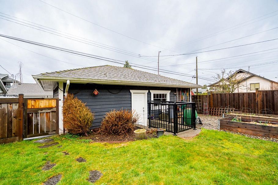 613 E 7th Street North Vancouver, BC - 35