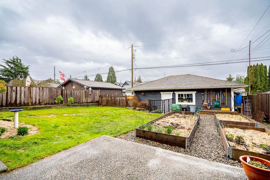 613 E 7th Street North Vancouver, BC - 34