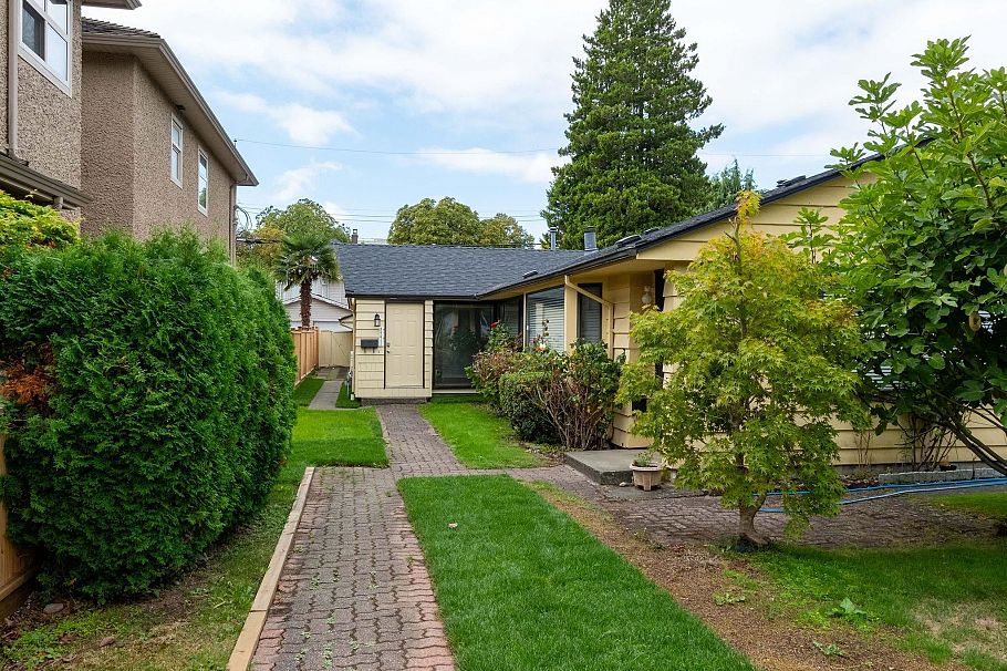 8271 Laurel Street Vancouver, BC - 1