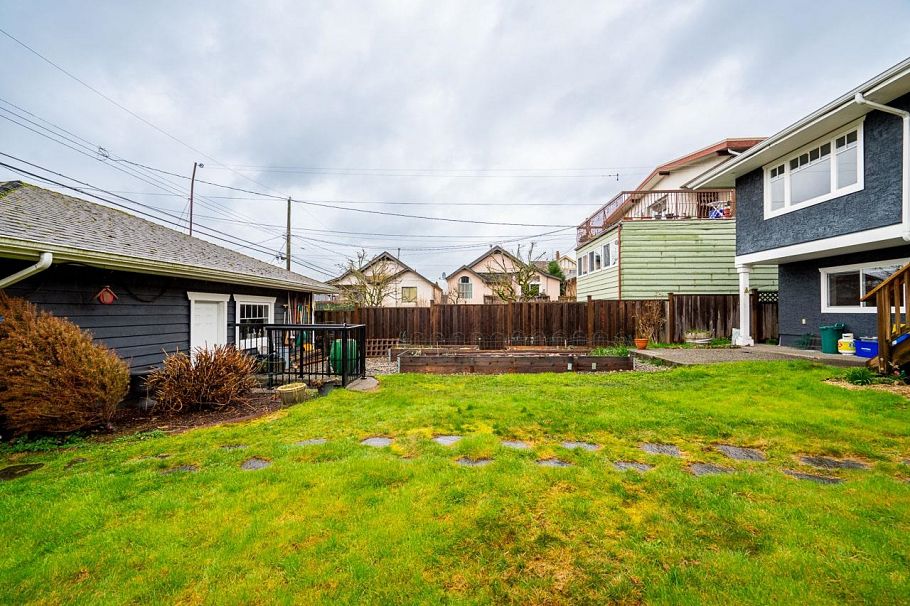 613 E 7th Street North Vancouver, BC - 36