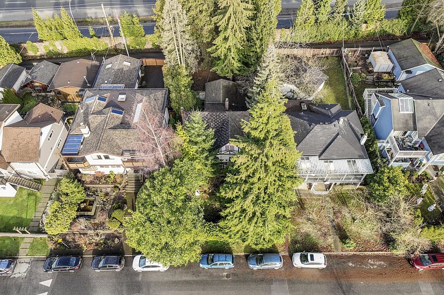 234 E 24th Street North Vancouver, BC - 2