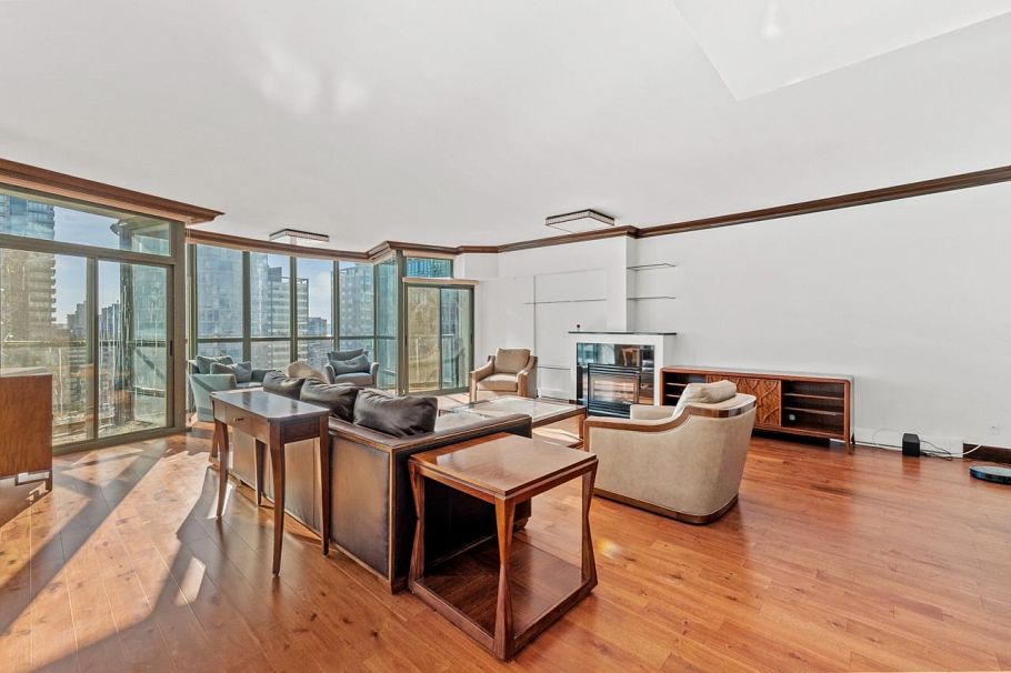 2001 1239 W Georgia Street Vancouver, BC - 2