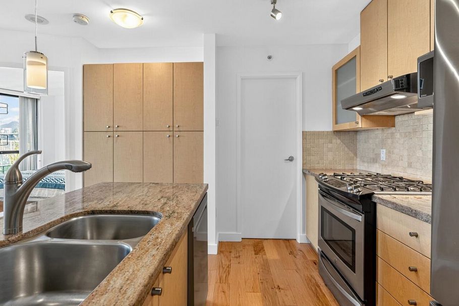 907 124 W 1st Street North Vancouver, BC - 10