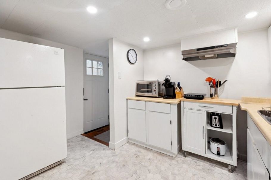 4188 W 13th Avenue Vancouver, BC - 13