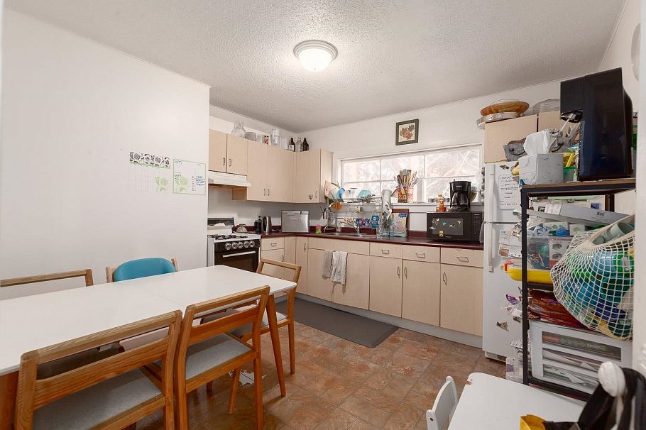 2483 W 6th Avenue Vancouver, BC - 11