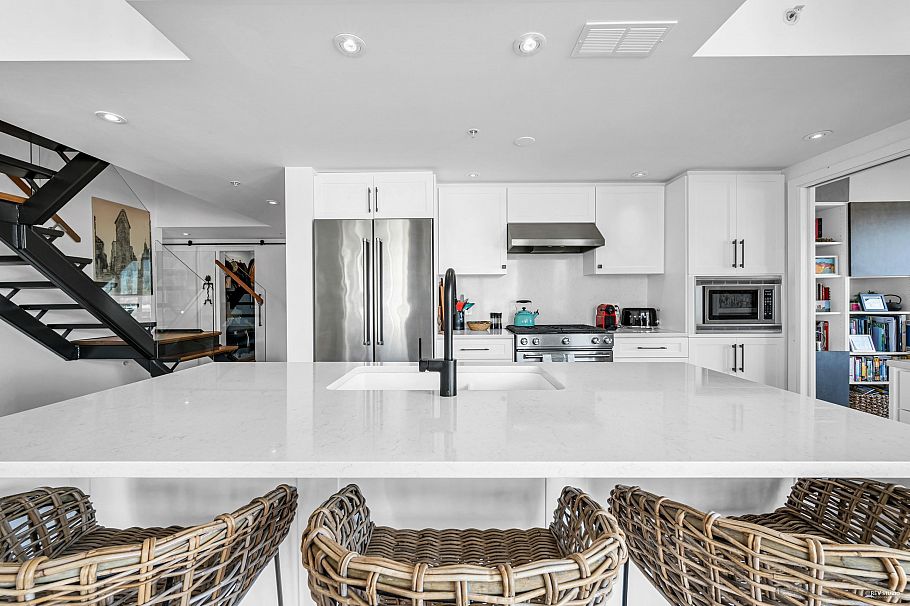 PH8 683 W Victoria Park North Vancouver, BC - 10