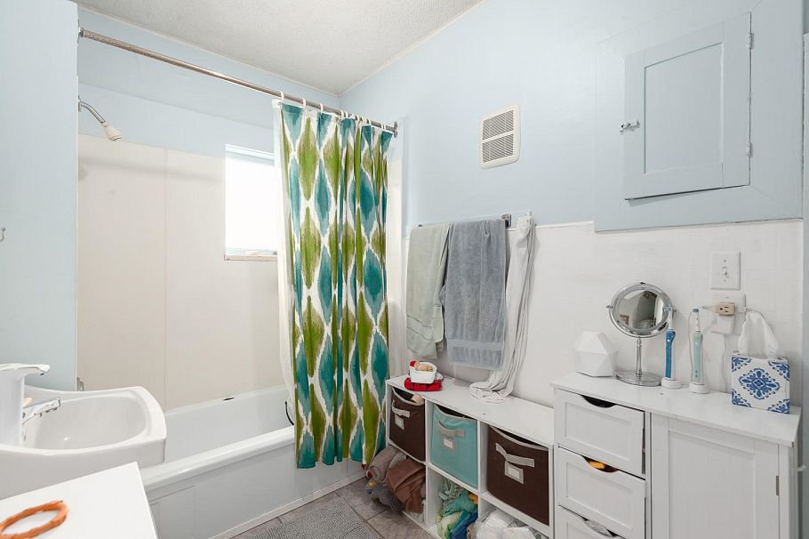 2483 W 6th Avenue Vancouver, BC - 14