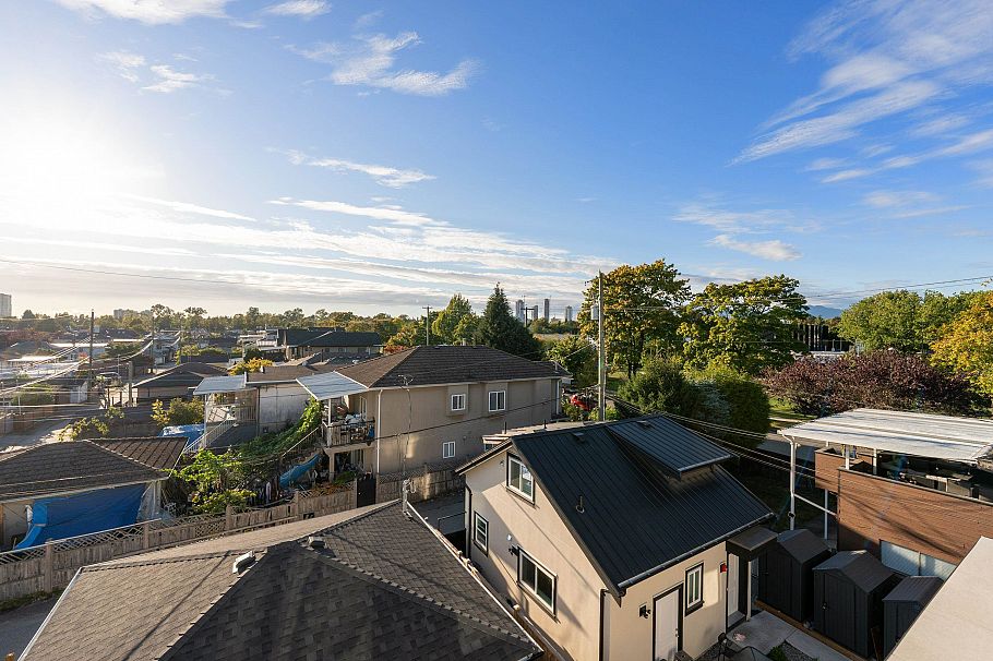 2 6933 Prince Edward Street Vancouver, BC - 30