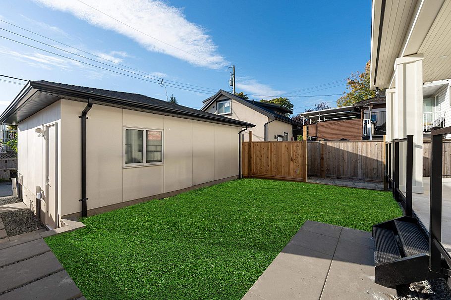 2 6933 Prince Edward Street Vancouver, BC - 25