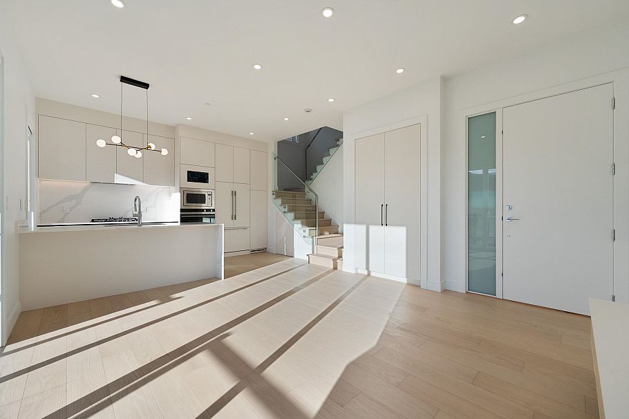 2 6933 Prince Edward Street Vancouver, BC - 6