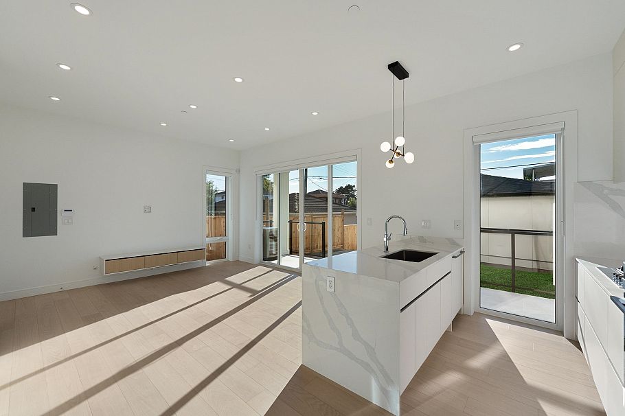 2 6933 Prince Edward Street Vancouver, BC - 9