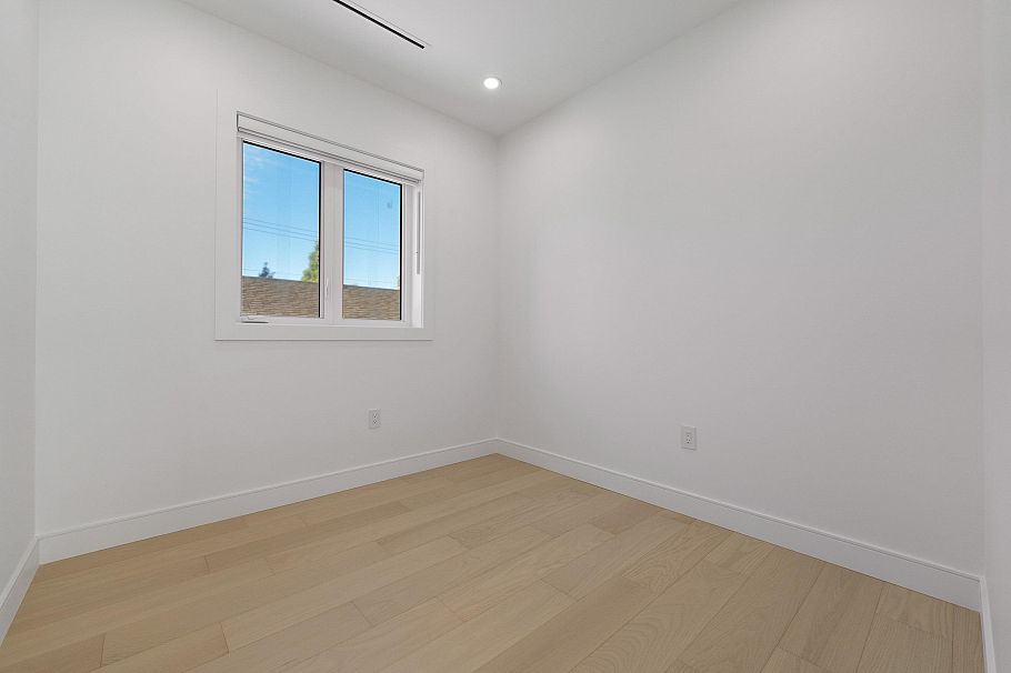 2 6933 Prince Edward Street Vancouver, BC - 16