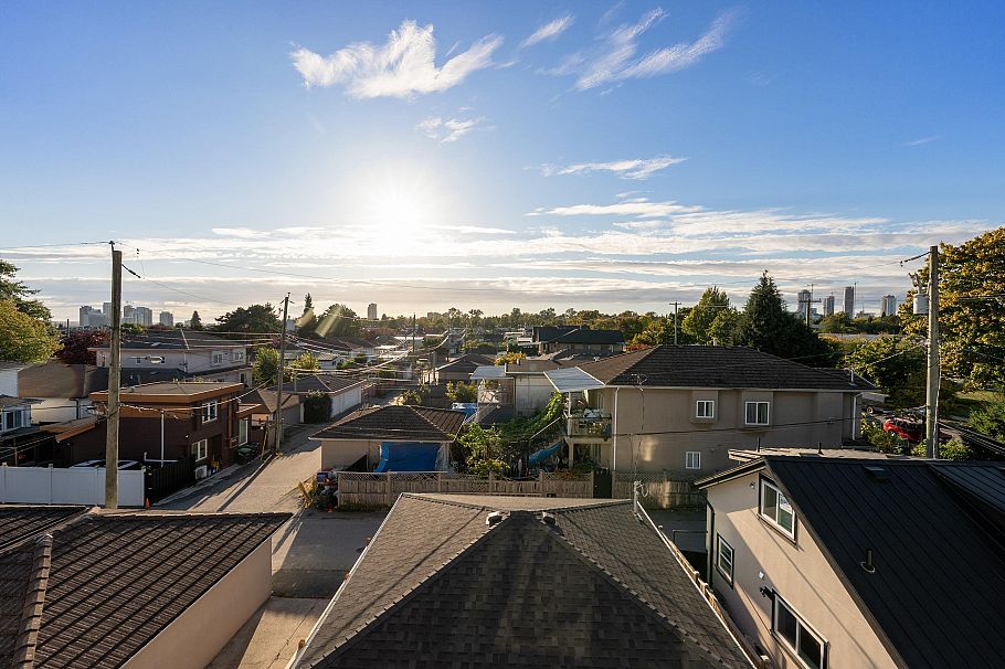 2 6933 Prince Edward Street Vancouver, BC - 29