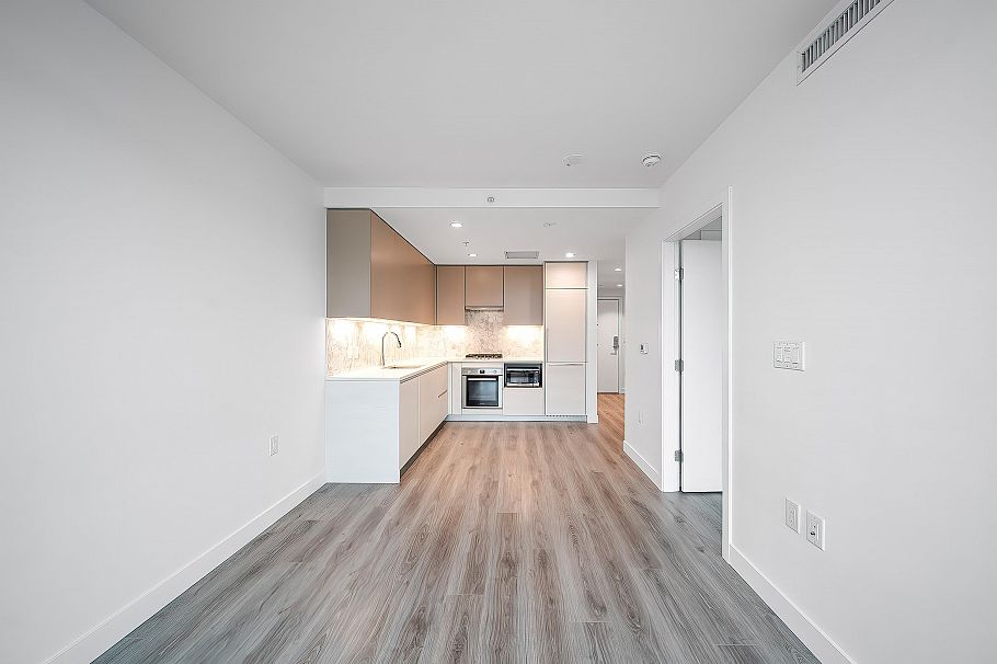 602 8181 Chester Street Vancouver, BC - 8