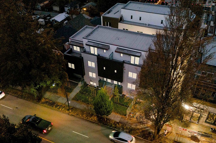 2071 E 1st Avenue Vancouver, BC - 36