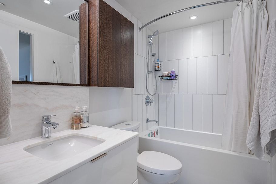 306 209 E 7th Avenue Vancouver, BC - 9