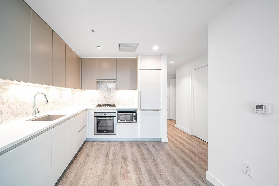 602 8181 Chester Street Vancouver, BC - 3