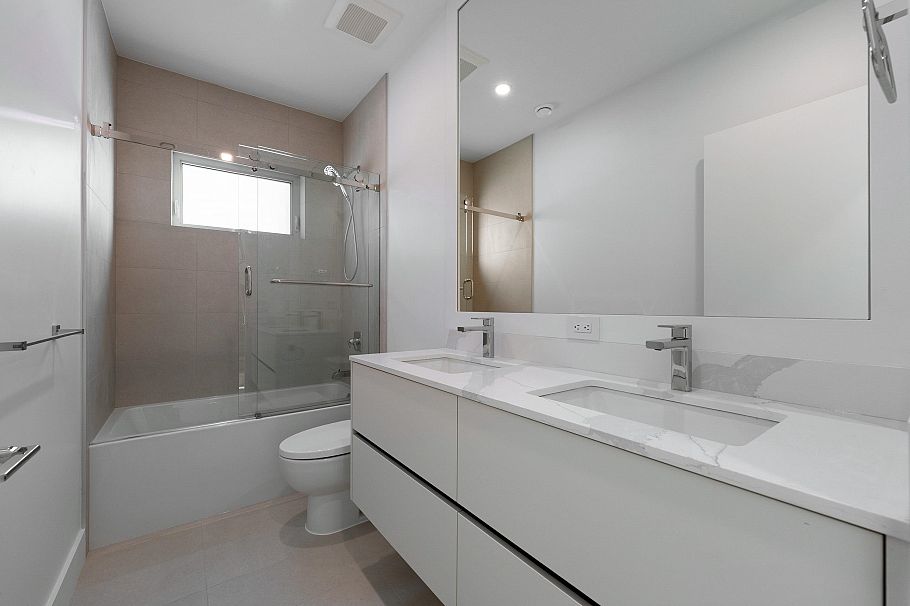 2 6933 Prince Edward Street Vancouver, BC - 17