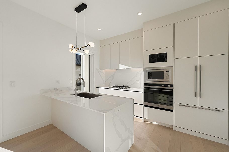 2 6933 Prince Edward Street Vancouver, BC - 8