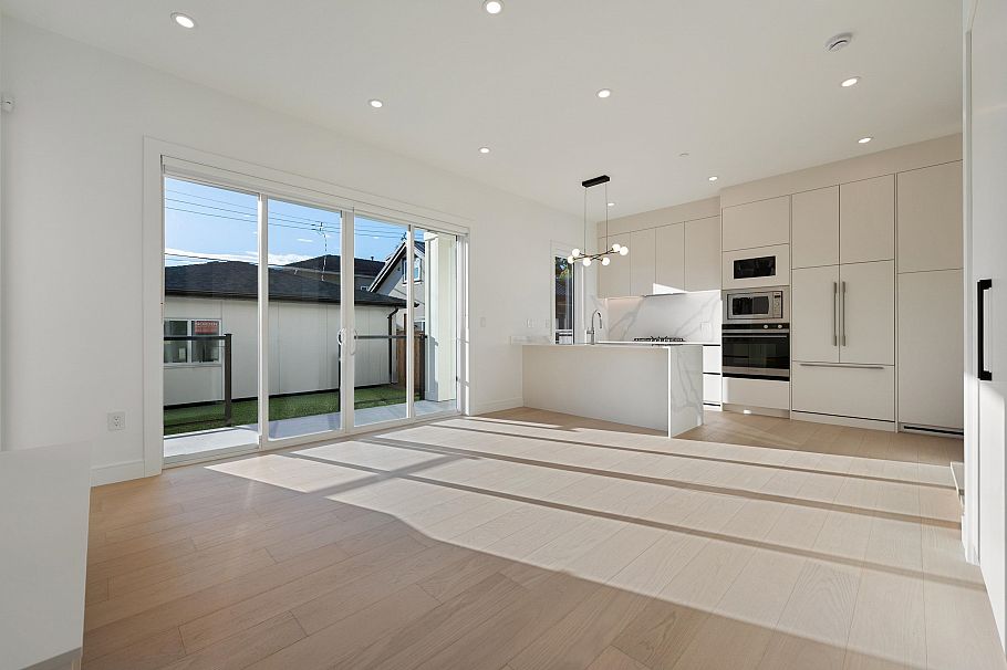 2 6933 Prince Edward Street Vancouver, BC - 5