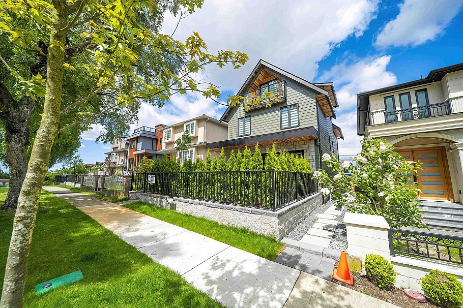 1 2777 E 27th Avenue Vancouver, BC - 4