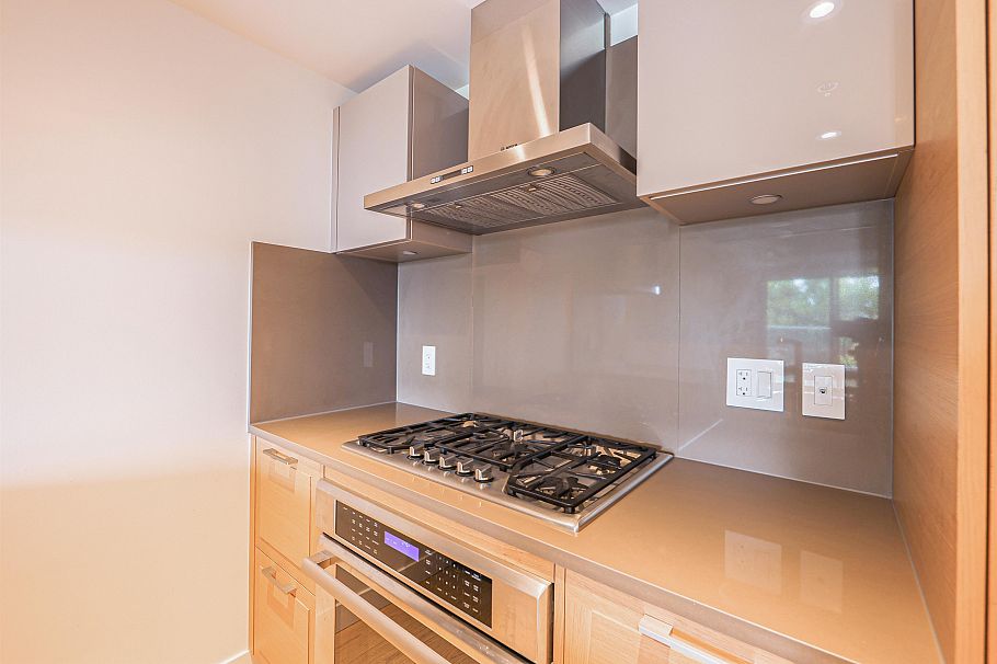 310 1561 W 57 Avenue Vancouver, BC - 5