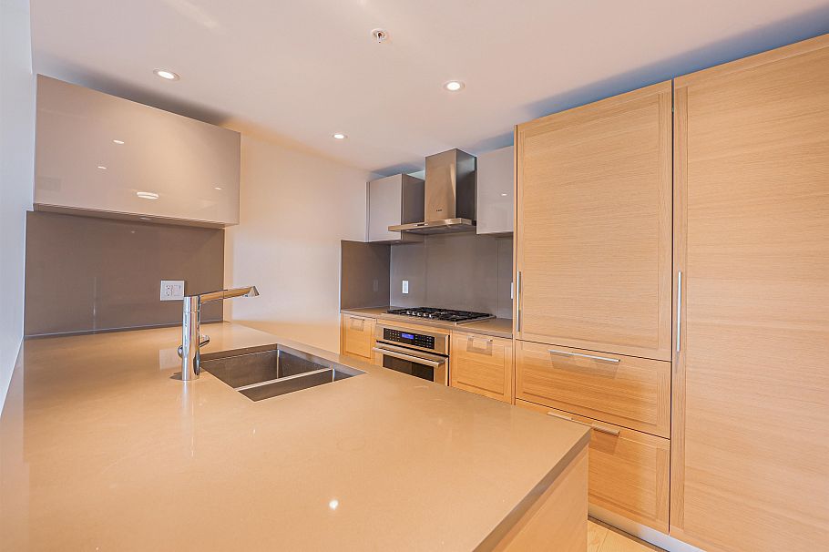 310 1561 W 57 Avenue Vancouver, BC - 4