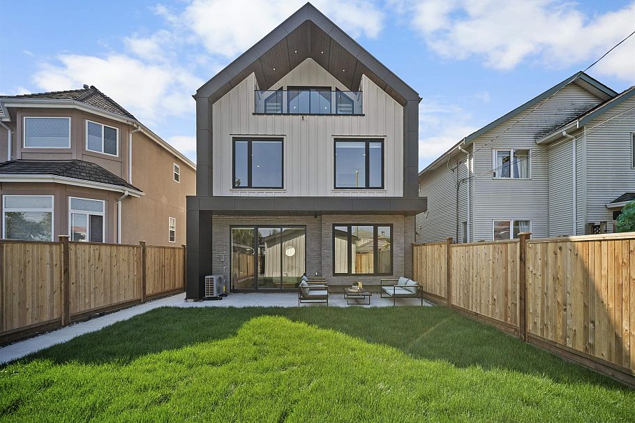 2 3563 E 25th Avenue Vancouver, BC - 1