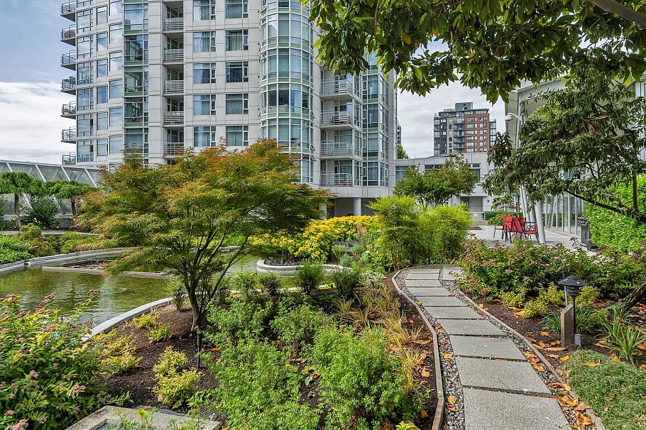 2706 198 Aquarius Mews Vancouver, BC - 33