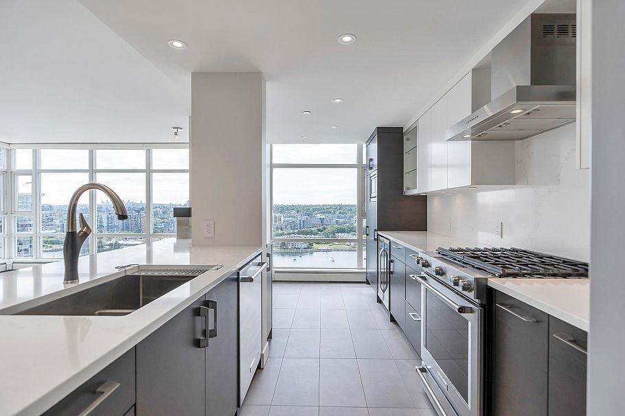 2706 198 Aquarius Mews Vancouver, BC - 1