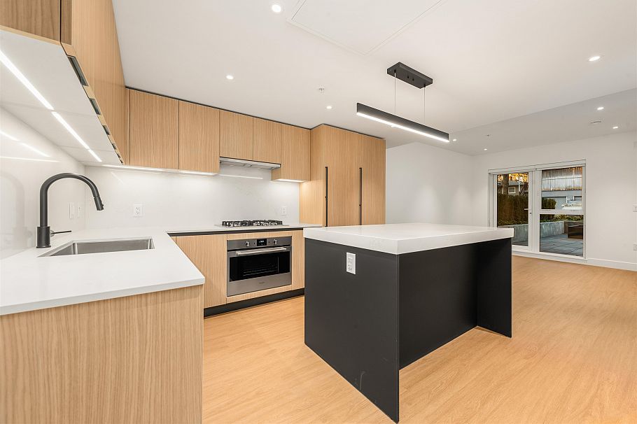 113 2235 E Broadway Vancouver, BC - 1