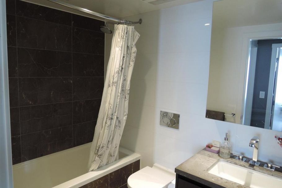 704 1571 W 57th Avenue Vancouver, BC - 4