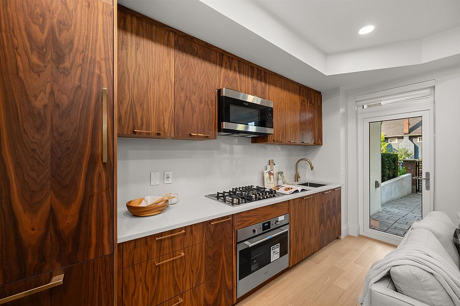 111 2550 Garden Drive Vancouver, BC - 7