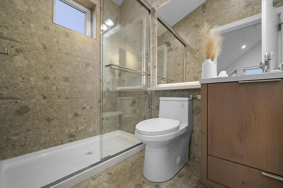 2 2386 E 45th Avenue Vancouver, BC - 18