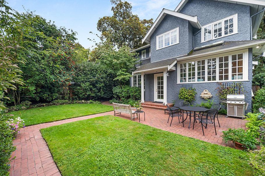 2527 W 37th Avenue Vancouver, BC - 37