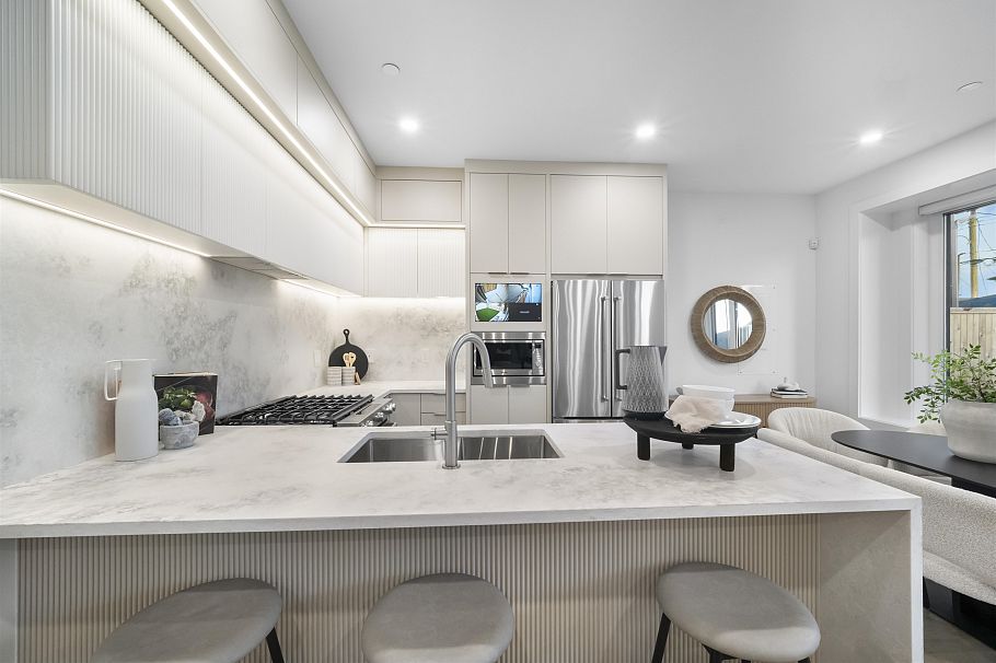 2 2386 E 45th Avenue Vancouver, BC - 9