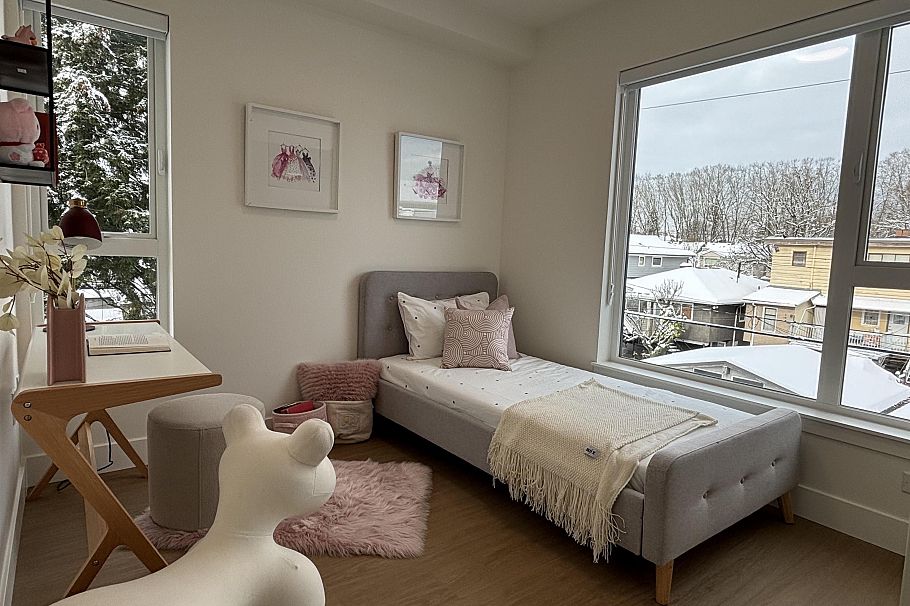 210 2235 E Broadway Vancouver, BC - 4