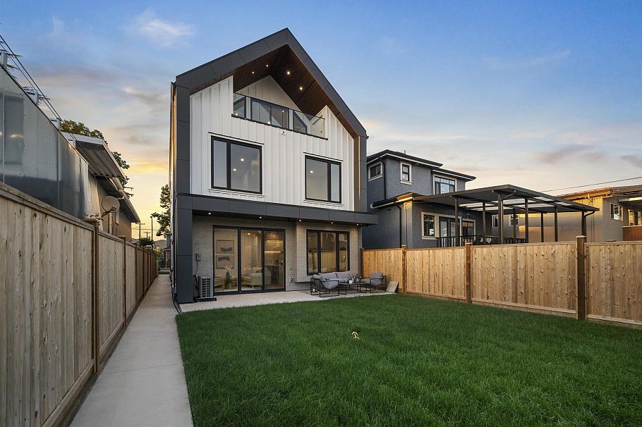 2 2386 E 45th Avenue Vancouver, BC - 1