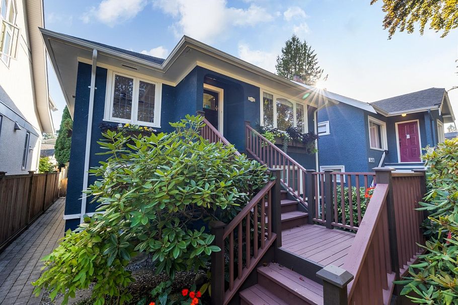 3432 W 13th Avenue Vancouver, BC - 2