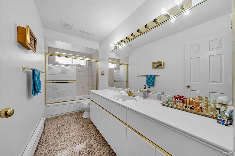 426 W 44th Avenue Vancouver, BC - 31