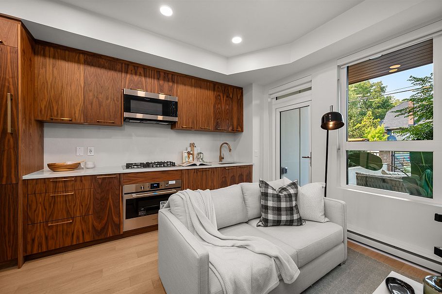 111 2550 Garden Drive Vancouver, BC - 4