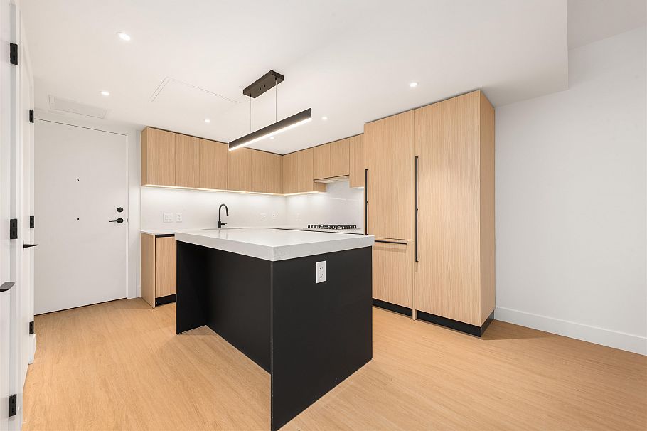 113 2235 E Broadway Vancouver, BC - 2