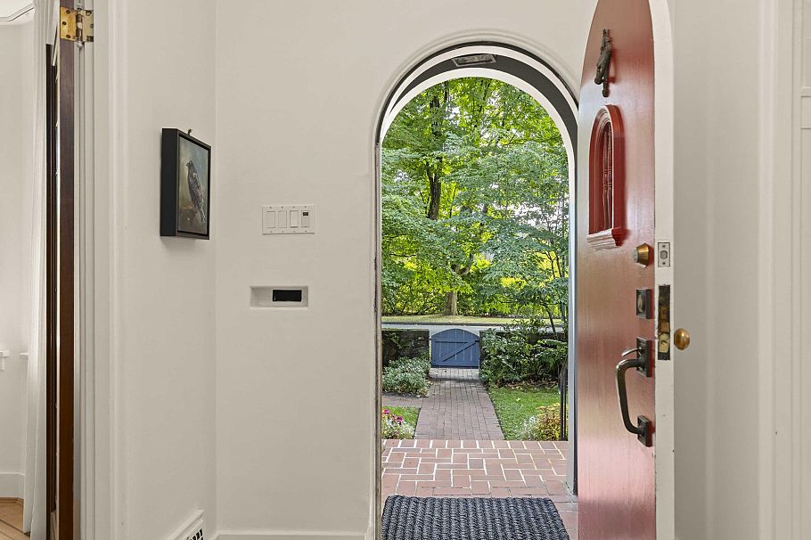 2527 W 37th Avenue Vancouver, BC - 5